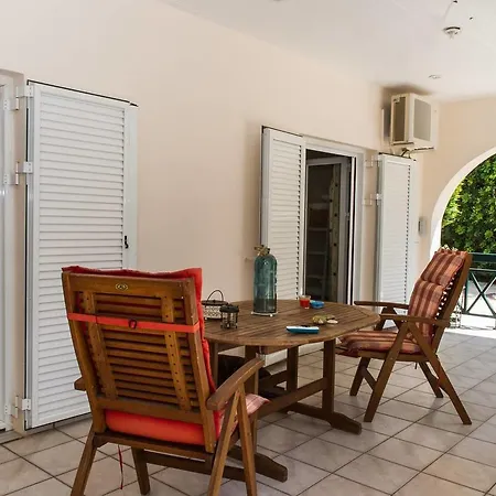 Apartment Enjoy The Garden Next To The Beach West Mani