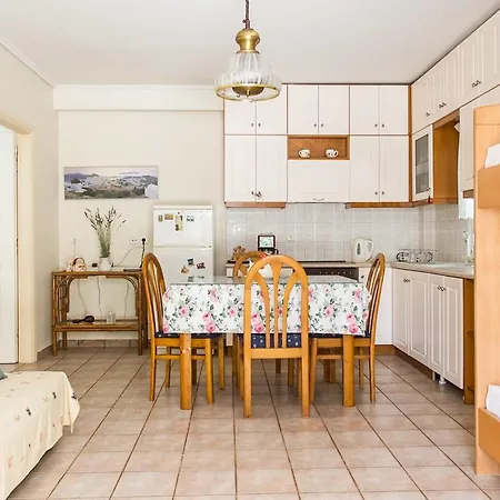 Enjoy The Garden Next To The Beach Apartment